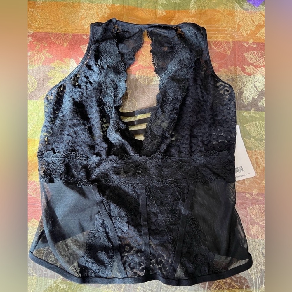 iCollection’s Floral and Leopard Lace
Black Lingerie